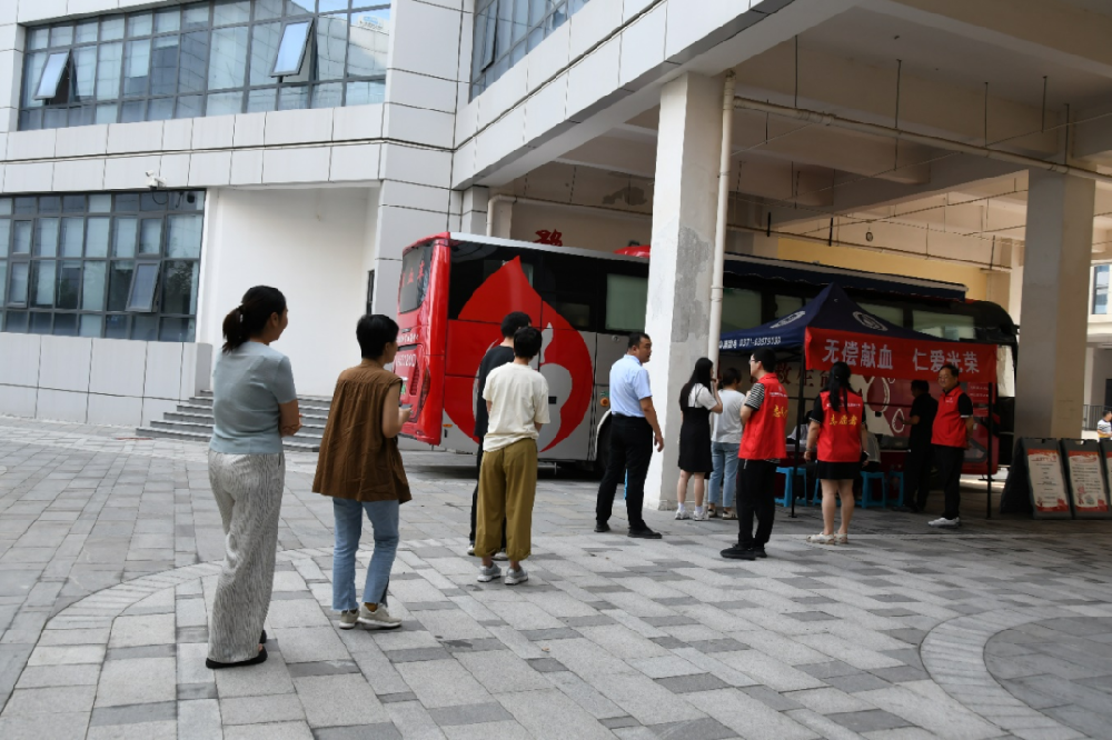 【黨建園地】無償獻血 仁愛光榮丨鄭投產業園黨支部組織開展無償獻血活動